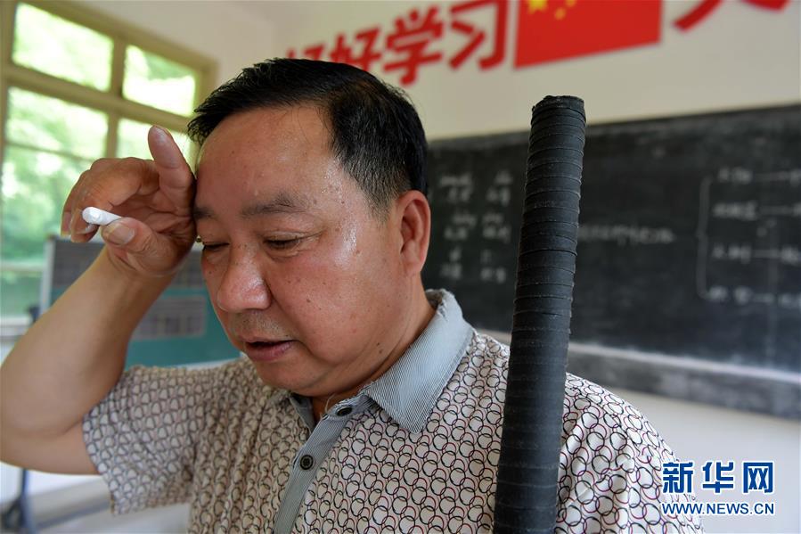 （中國網(wǎng)事·感動(dòng)2019·圖文互動(dòng)）（2）鄉(xiāng)村教師高自仁：60多根拐杖，撐起42年教學(xué)路
