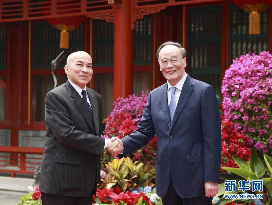 （亞洲文明對(duì)話(huà)大會(huì)）王岐山會(huì)見(jiàn)柬埔寨國(guó)王西哈莫尼