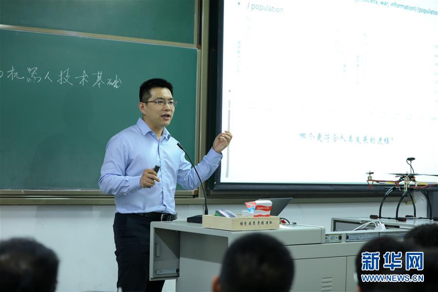 （圖文互動）（1）心懷藍天　逐夢云霄——記天津大學教授、一飛智控創(chuàng)始人齊俊桐