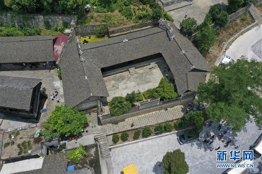 （壯麗70年·奮斗新時(shí)代——記者再走長(zhǎng)征路·圖文互動(dòng)）（2）手捧棉被憶紅軍：走了那么多年，我們都念他們的好