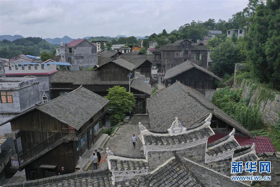 （壯麗70年·奮斗新時(shí)代——記者再走長(zhǎng)征路·圖文互動(dòng)）（3）手捧棉被憶紅軍：走了那么多年，我們都念他們的好