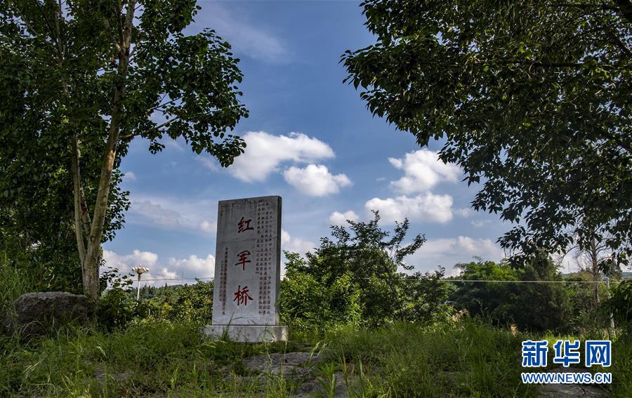 （壯麗70年·奮斗新時(shí)代——記者再走長征路·圖文互動）（2）龍?jiān)?ldquo;獻(xiàn)”圖： “助力”巧渡金沙江 