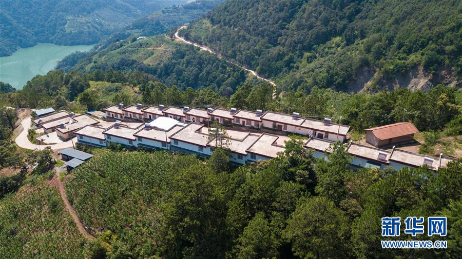 （在習(xí)近平新時(shí)代中國特色社會主義思想指引下——新時(shí)代新作為新篇章·總書記關(guān)心的百姓身邊事·圖文互動）（1）“四好農(nóng)村路”：通向幸福，通向遠(yuǎn)方