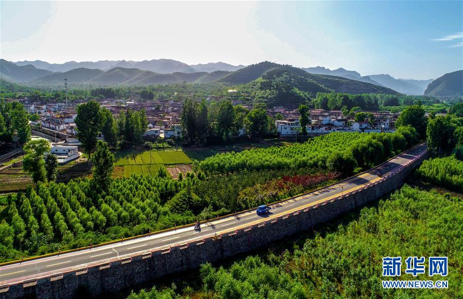 （新華全媒頭條·圖文互動(dòng)）（6）上下同心再出發(fā)——習(xí)近平總書記同出席2019年全國兩會(huì)人大代表、政協(xié)委員共商國是紀(jì)實(shí)