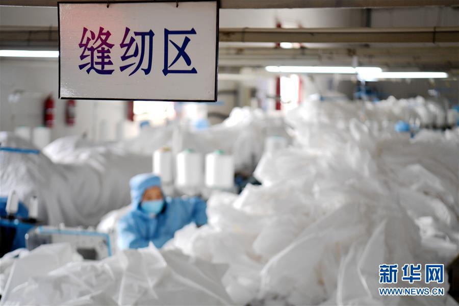 （聚焦疫情防控·圖文互動）（2）我們能多產一件，前方就少一份風險——醫用防護服“河北制造”緊急“起飛”記