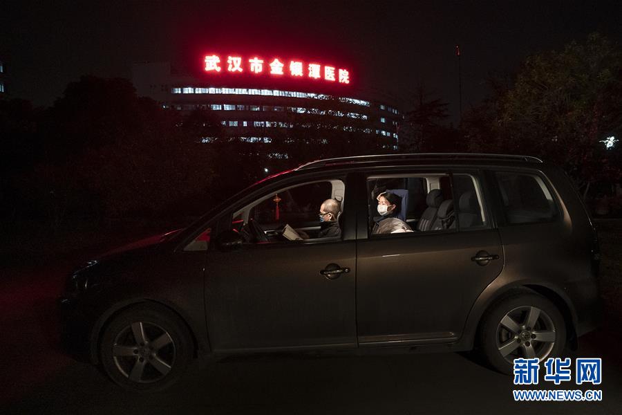 （一線抗疫群英譜·圖文互動）（1）特寫：為節省10分鐘，這對醫護夫妻“以車為家”