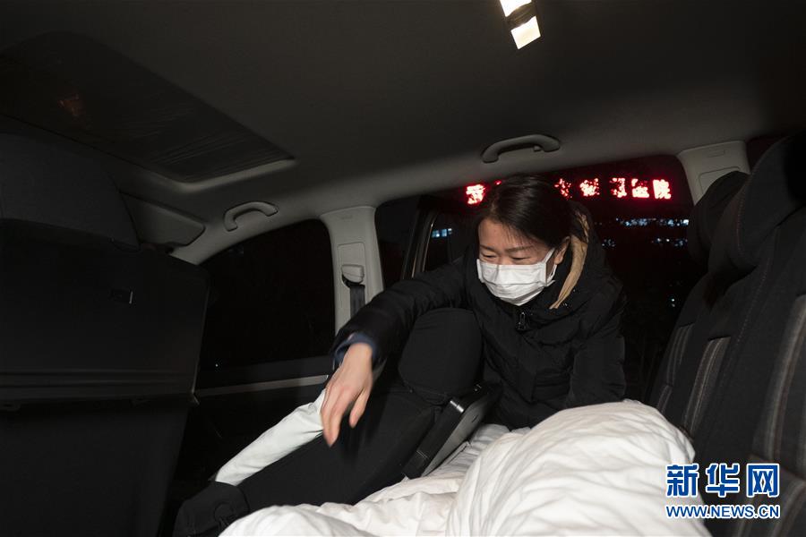 （一線抗疫群英譜·圖文互動）（2）特寫：為節省10分鐘，這對醫護夫妻“以車為家”