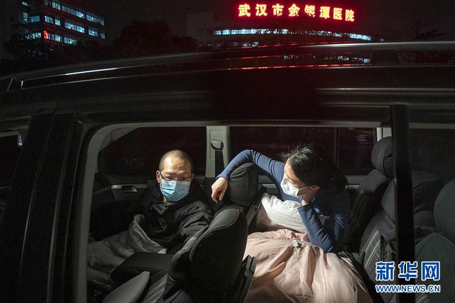（一線抗疫群英譜·圖文互動）（4）特寫：為節省10分鐘，這對醫護夫妻“以車為家”