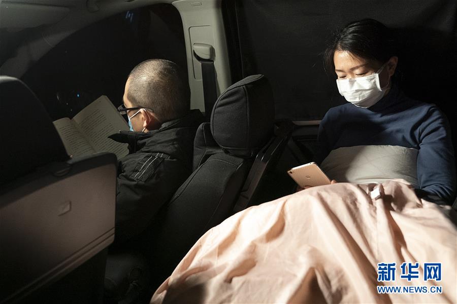 （一線抗疫群英譜·圖文互動）（5）特寫：為節省10分鐘，這對醫護夫妻“以車為家”