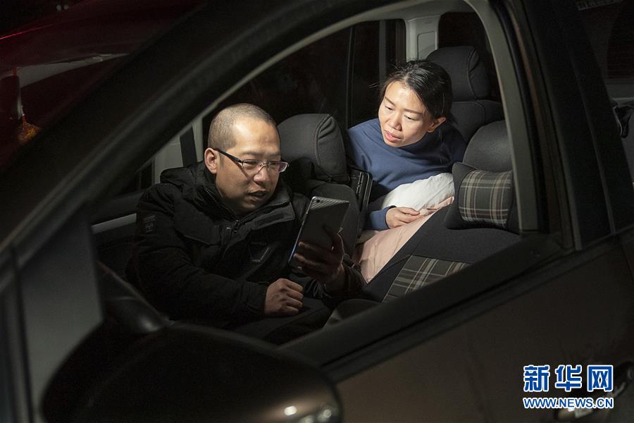 （一線抗疫群英譜·圖文互動）（7）特寫：為節省10分鐘，這對醫護夫妻“以車為家”