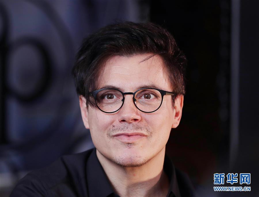 （國際·圖文互動）（6）通訊：手牽手，我們共同驅散陰霾——法國音樂人創作抗疫歌曲背后的故事
