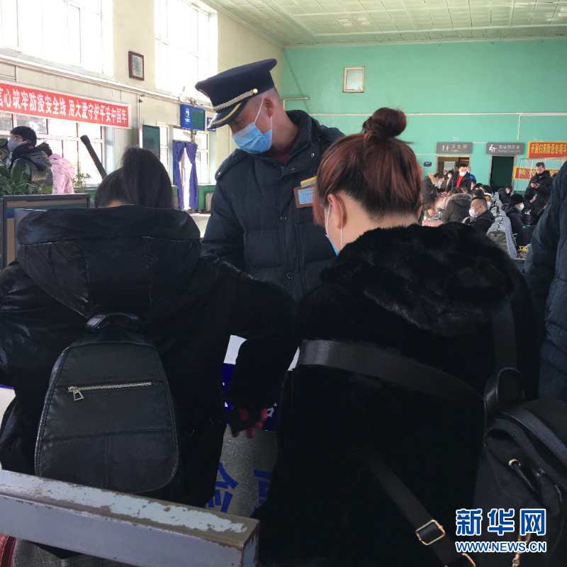 （新華網(wǎng)·圖文互動(dòng)）（2）疫情下，小站鐵路安檢員收獲10多萬(wàn)粉絲