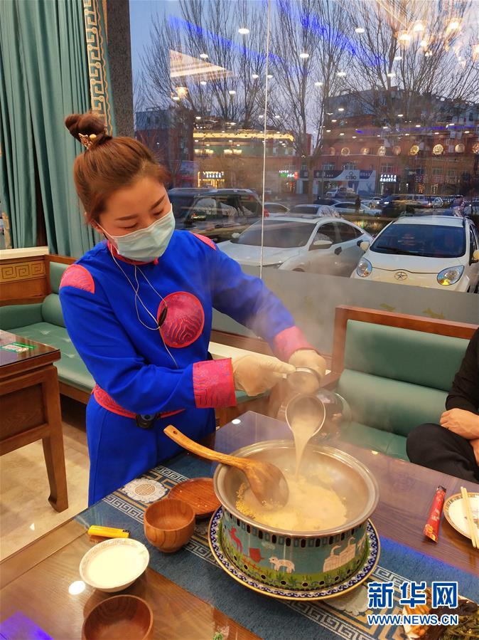 （圖文互動）（2）特寫：限人數(shù)、分餐吃、用公筷——偏遠小城“吃飯”見聞