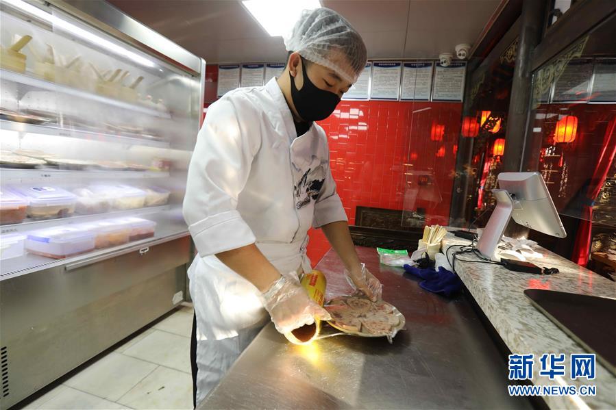 （圖文互動）（4）特寫：限人數(shù)、分餐吃、用公筷——偏遠小城“吃飯”見聞