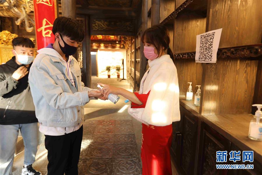 （圖文互動）（5）特寫：限人數(shù)、分餐吃、用公筷——偏遠小城“吃飯”見聞