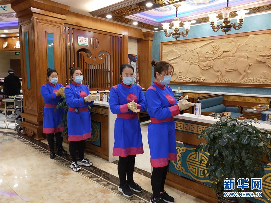 （圖文互動）（6）特寫：限人數(shù)、分餐吃、用公筷——偏遠小城“吃飯”見聞