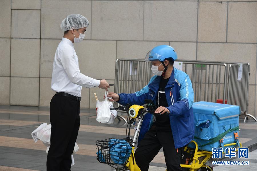 （聚焦復工復產·圖文互動）（1）觸網接單、開發簡餐、直播賣貨——餐企換招自救