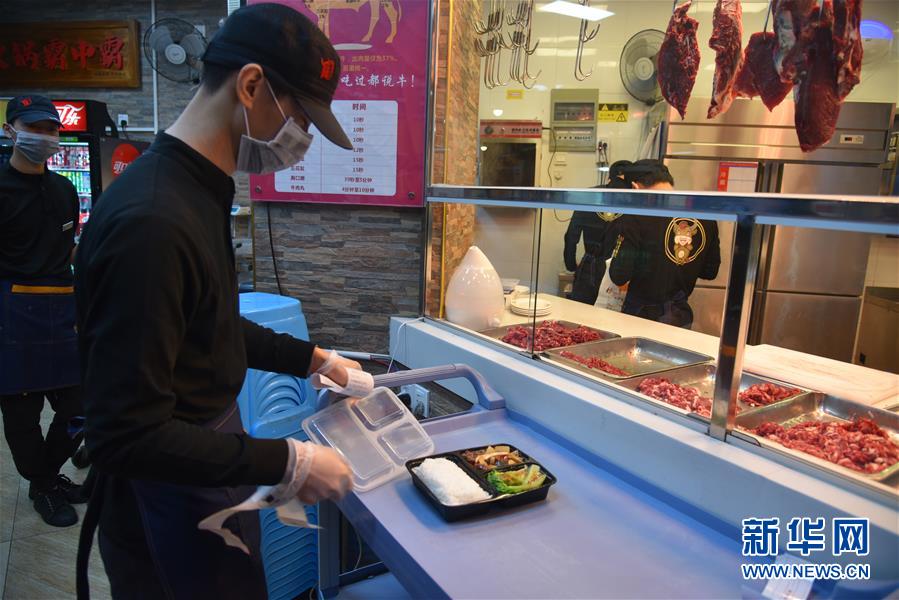 （聚焦復工復產·圖文互動）（3）觸網接單、開發簡餐、直播賣貨——餐企換招自救