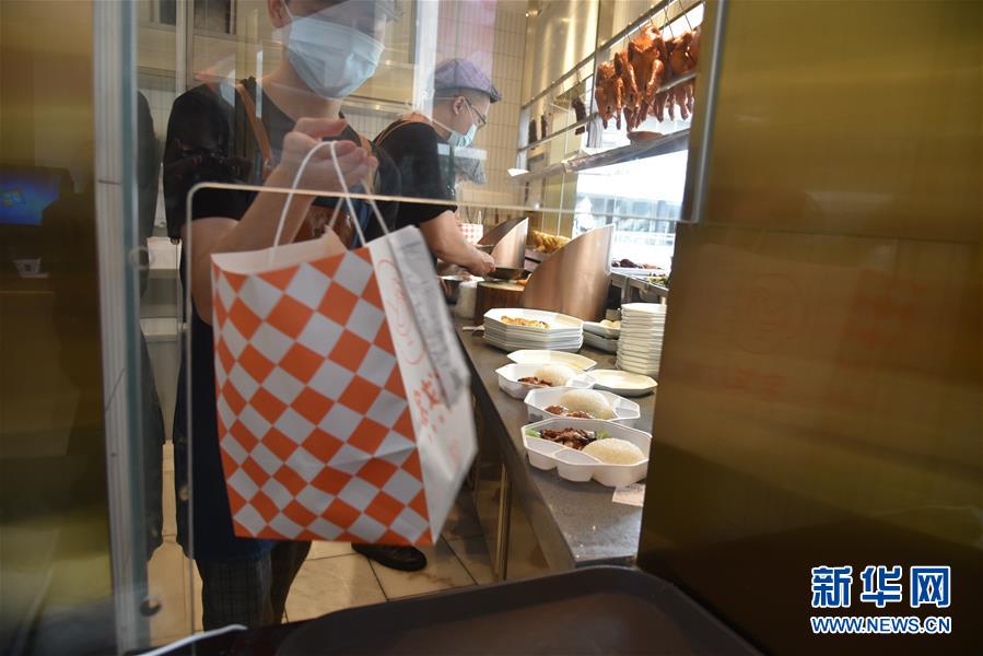 （聚焦復工復產·圖文互動）（4）觸網接單、開發簡餐、直播賣貨——餐企換招自救