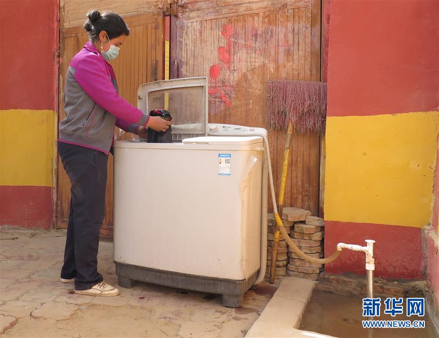（新華全媒頭條·圖文互動）（10）春天里的5個“戰(zhàn)貧”瞬間——習近平總書記關(guān)于脫貧攻堅決策部署指引攻克最后的深貧堡壘