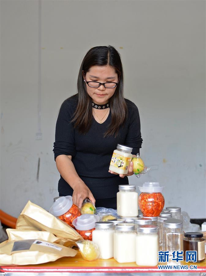 （決戰(zhàn)決勝脫貧攻堅(jiān)·圖文互動）（1）“蜂妹子”楊春竹：鄉(xiāng)村發(fā)展需要年輕人”