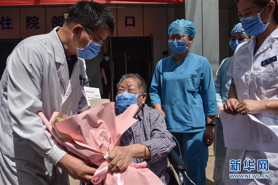 （新華全媒頭條·圖文互動(dòng)）（1）“始終把人民群眾生命安全和身體健康放在第一位”——中國(guó)抗疫彰顯“生命至上、人民至上”理念
