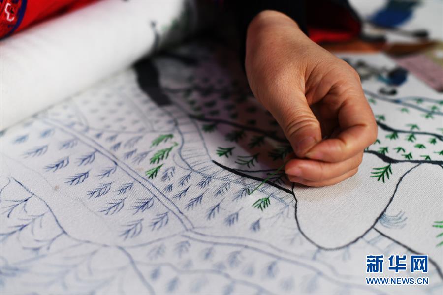 （兩會(huì)人物·圖文互動(dòng)）（2）帶娃、賺錢兩不誤——一位農(nóng)民工代表眼中的脫貧新工作