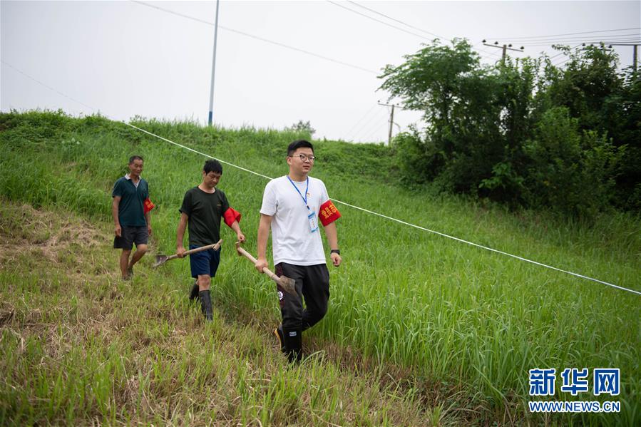 （防汛抗洪·圖文互動）（3）在大堤上成長，為人民守護——洪水中的青年“生力軍”