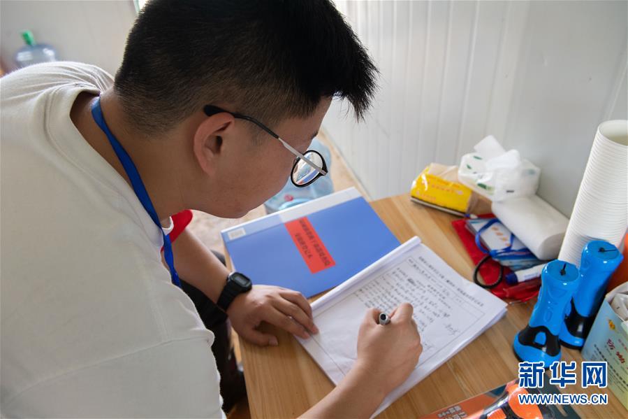 （防汛抗洪·圖文互動）（4）在大堤上成長，為人民守護——洪水中的青年“生力軍”