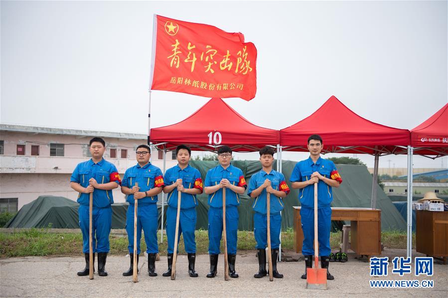 （防汛抗洪·圖文互動）（8）在大堤上成長，為人民守護——洪水中的青年“生力軍”
