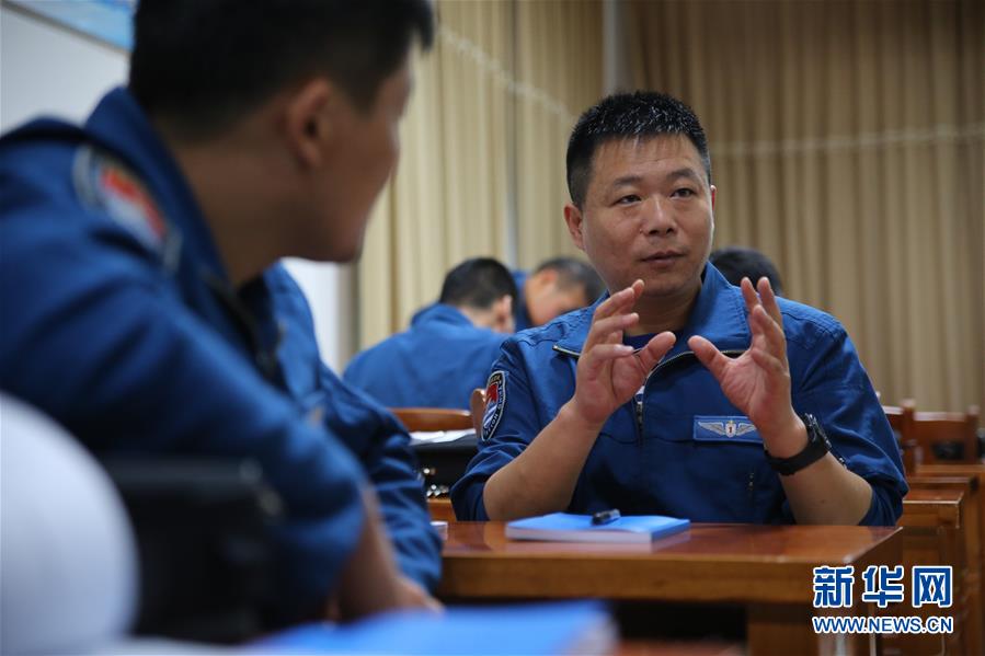 （在習近平強軍思想指引下·我們在戰(zhàn)位報告·圖文互動）（4）偵天探海 狩獵海空——南部戰(zhàn)區(qū)海軍航空兵某師加速轉型提升新質戰(zhàn)斗力記事