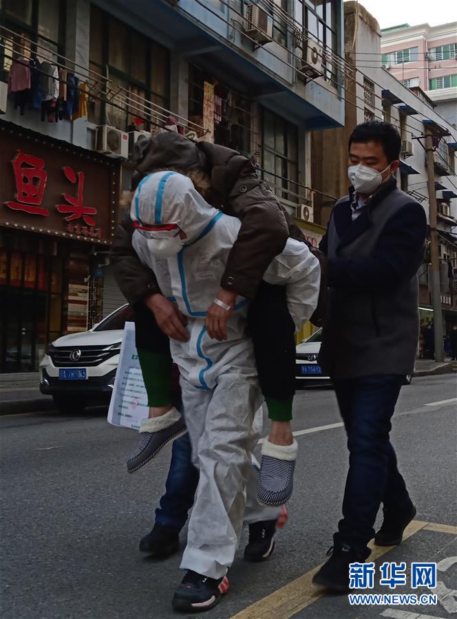 （習(xí)近平致敬的戰(zhàn)“疫”英雄·公安干警篇·圖文互動(dòng)）（4）他們，抗疫一線(xiàn)鑄警魂