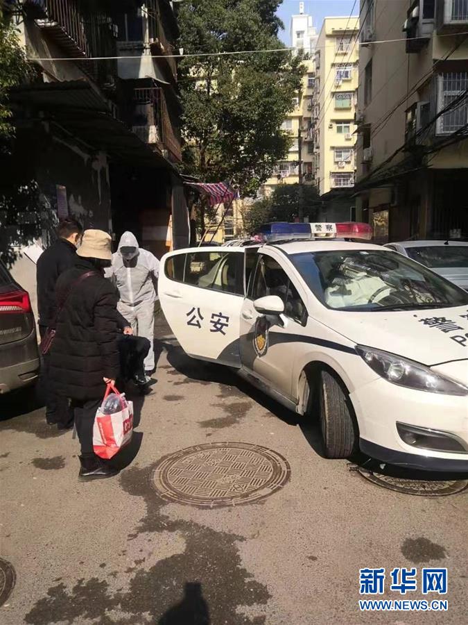 （習(xí)近平致敬的戰(zhàn)“疫”英雄·公安干警篇·圖文互動(dòng)）（5）他們，抗疫一線(xiàn)鑄警魂
