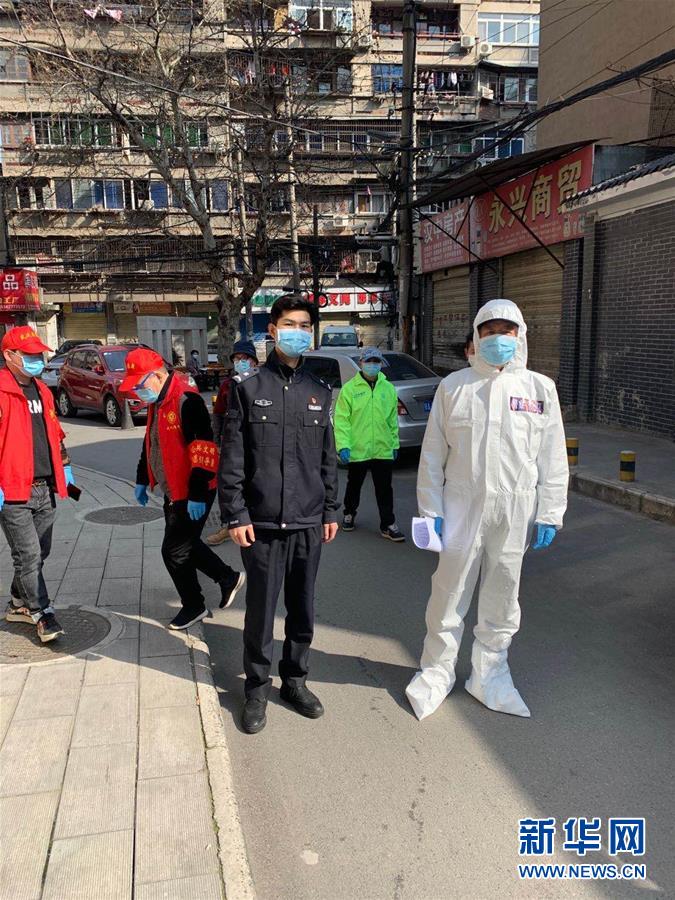 （習(xí)近平致敬的戰(zhàn)“疫”英雄·公安干警篇·圖文互動(dòng)）（6）他們，抗疫一線(xiàn)鑄警魂
