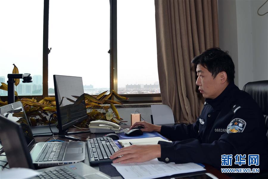 （習(xí)近平致敬的戰(zhàn)“疫”英雄·公安干警篇·圖文互動(dòng)）（8）他們，抗疫一線(xiàn)鑄警魂