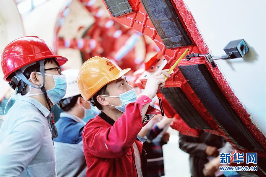 （在習(xí)近平新時代中國特色社會主義思想指引下——新時代新作為新篇章·習(xí)近平總書記關(guān)切事·圖文互動）（1）最有力的支撐，最堅(jiān)決的攀登——記錄奮戰(zhàn)在復(fù)工復(fù)產(chǎn)一線的科技工作者