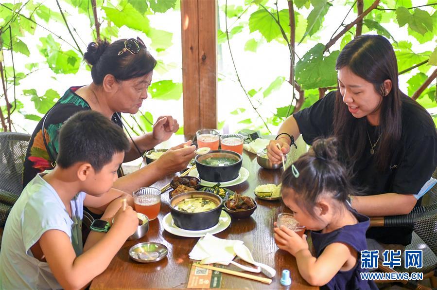 （在習近平新時代中國特色社會主義思想指引下——新時代新作為新篇章·習近平總書記關切事·圖文互動）（6）珍惜盤中餐，狠剎浪費風——各地積極行動堅決制止餐飲浪費