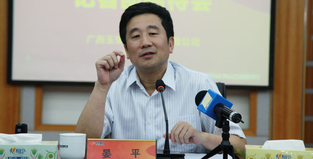 玉柴集團公司董事局主席晏平——大家可能不一定認識我，但是大家一定坐過裝配玉柴發動機的客車、公交車，因為玉柴發動機裝配在全國超過60%的客車、公交車上。玉柴發動機能夠陪伴大家上班、回家、逛街，我很自豪。我們將繼續制造更多更好的綠色產品，造福社會和百姓。