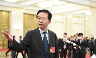 財(cái)政部部長(zhǎng)接受采訪(fǎng)