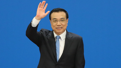 記者會結束后，李克強揮手致意