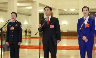 李貝、裴春亮、丁寧代表接受采訪