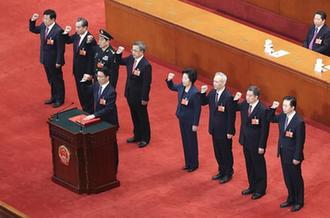 國務(wù)院副總理、國務(wù)委員、秘書長進(jìn)行憲法宣誓