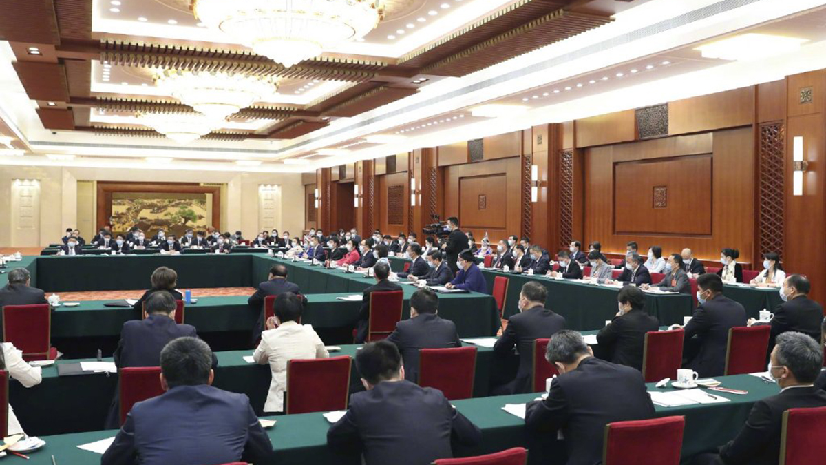 出席十三屆全國人大三次會議的代表團分組審議政府工作報告，來看審議現場