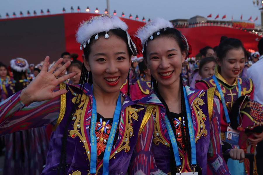 今晚，我們歡聚在天安門(mén)廣場(chǎng)