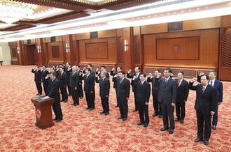 國務(wù)院部長、委員會(huì)主任、中國人民銀行行長、審計(jì)長進(jìn)行憲法宣誓