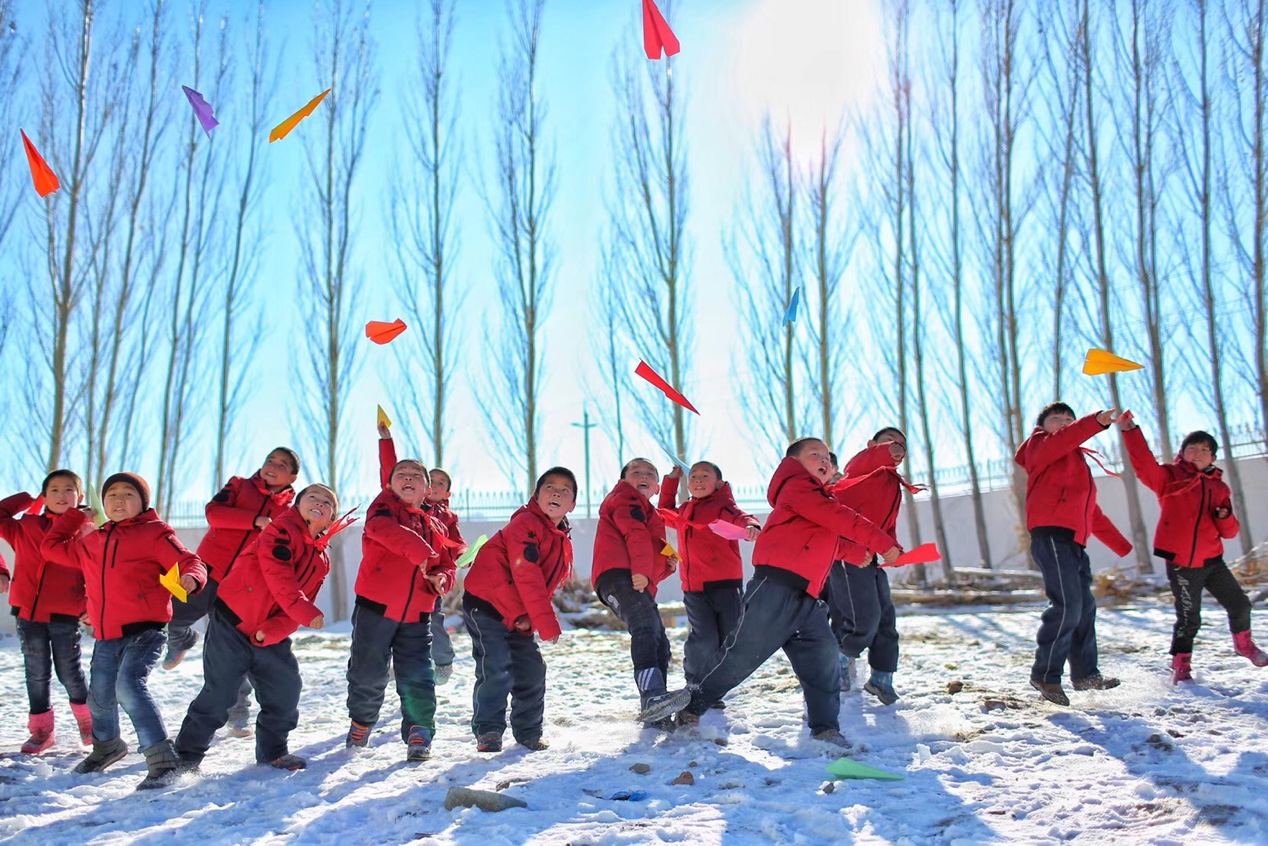 2017年11月15日， “多一克溫暖”公益行動(dòng)走進(jìn)北疆地區(qū)，實(shí)現(xiàn)了從物質(zhì)捐贈(zèng)到“物質(zhì)+精神”溫暖的升級(jí)。 “體操冠軍”楊威、好妹妹樂(lè)隊(duì)等傾情加盟，不僅為孩子們帶來(lái)加厚羽絨服和御寒物資，還準(zhǔn)備了溫暖的課堂。