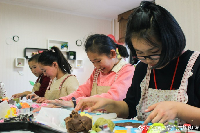 在北京，孩子們上了一節(jié)別開(kāi)生面的廚藝課——手工DIY餅干。孩子們腦洞大開(kāi)親自上手，從制作到出爐不僅留下了噴香的餅干，還留下了珍貴的回憶。親手做的餅干孩子們舍不得獨(dú)享，成為了回程路上最重要的“伴手禮”