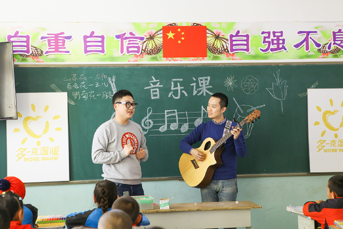 “多一克溫暖”公益活動(dòng)的老朋友好妹妹樂(lè)隊(duì)，為孩子們帶來(lái)了音樂(lè)和繪畫(huà)課，用音符溫暖孩子們的心靈，用畫(huà)筆繪出更繽紛的世界。不斷匯聚的愛(ài)心，讓寒冷的北疆進(jìn)入到更多人的視野當(dāng)中，也讓孩子們臉上的笑容更燦爛。