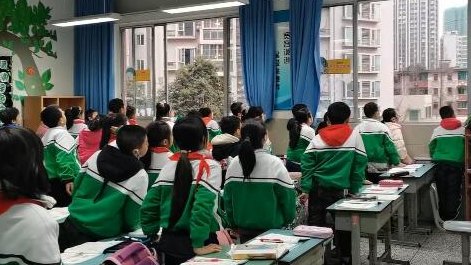 課上到一半，同學(xué)們卻把頭望向了外面！校長(zhǎng)說(shuō)：點(diǎn)贊！