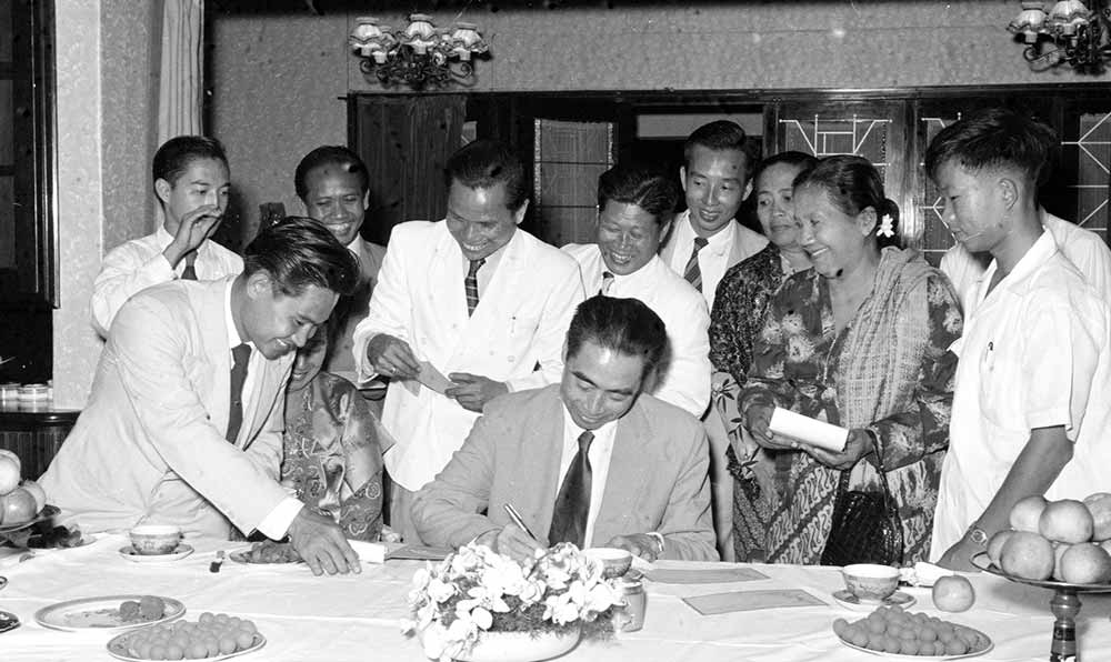 1955年4月25日，為迎接亞非會議而組織的萬隆人民委員會的代表請周恩來總理簽名留念。